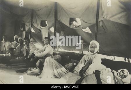 British POWs della campagna dei Dardanelli in turco la custodia. Alcuni sono bendati, in quanto occupano i dormitori in una tenda. 1915-1916, durante WW1 (BSLOC 2017 1 154) Foto Stock