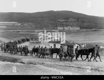 Noi mitragliatrice azienda vicino a Vladivostok, Siberia, su nov. 9, 1918. L'intervento russo forza di ottomila uomini protetti Allied proprietà e interessi in Siberia durante la rivoluzione russa e la Guerra Civile (BSLOC 2017 2 13) Foto Stock