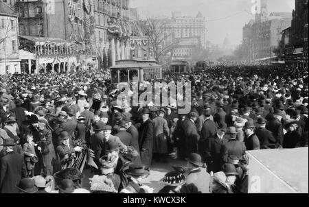 Womens suffragio parata del giorno prima Woodrow Wilsons inaugurazione, 3 marzo 1913. La folla bloccato strade non regolarizzati, ma la maggior parte delle donne ha terminato la parata. Altri sono stati molestati da spettatori ostile (BSLOC 2017 2 137) Foto Stock