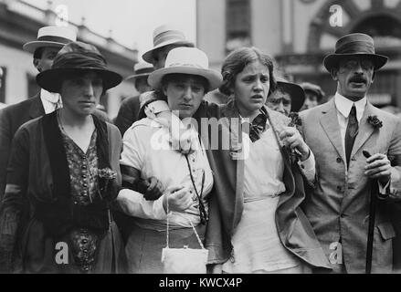 Gruppo anarchico nella città di New York nel 1914. L-R: Lillian Rubel, Becky Edelson, Louise Berger e Alexander Berkman. Edelson recentemente aveva trascorso 27 giorni in Blackwells Island su uno sciopero della fame. Louise Bergers appartamento era sede di una bomba fabbrica esplosa uccidendo 4, incluso il suo cognato, il 4 luglio 1914. Berkman era ancora sulla prova per il tentato omicidio di Henry Frick (BSLOC 2017 2 166) Foto Stock