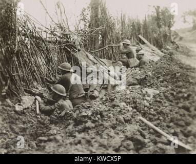 I soldati americani in linea anteriore trincea durante l offensiva Meuse-Argonne, Francia, guerra mondiale1. Sono circa 1200 metri dalla linea tedesca ad Ottobre 3, 1918 in quanto occupano un mimetizzata scavo abbandonato dal nemico (BSLOC 2017 2 190) Foto Stock