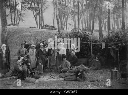 Russi accampati fuori durante le carestie del 1918-1921. WW1, la rivoluzione russa, la guerra civile e la siccità hanno contribuito al raccolto e la distribuzione di cibo guasto (BSLOC 2017 2 24) Foto Stock