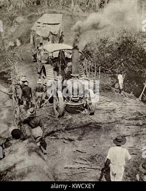 La prima guerra mondiale in Africa. Trattore tirando un armata in barca a motore attraverso un ponte sulla strada per il Lago Tanganica nel dicembre 1916. Ax uomini tagliare le strade attraverso miglia di spazzola e diciassette ponti oltre ottanta piedi lungo sono state costruite nel trek da Cape Town. Una volta lì, due gunboats, mimi e Toutou, ha sconfitto il tedesco barche e ottenuto il comando del lago. Dic. 1915 (BSLOC 2013 1 42) Foto Stock