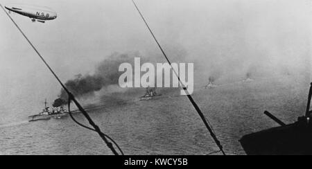 German battlecruisers vapore verso Scapa Flow, nelle isole di Orkney, Scozia, nov-dic. 1918. British dirigibili librarsi sopra. A seguito della sconfitta tedesca nella prima guerra mondiale, 74 navi della Imperial Navys alto mare flotta furono internati presso la Scapa Flusso in attesa di una decisione (BSLOC 2017 1 28) Foto Stock