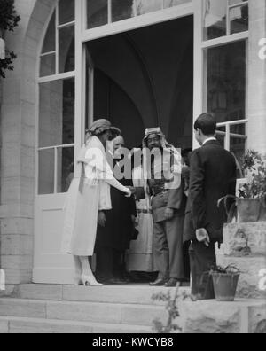 L'emiro Abdullah di Transgiordania stringono le mani con Clementine Churchill, Gerusalemme, Marzo 28, 1921. Winston Churchill, in piedi fra loro, era allora Segretario di Stato per le colonie (BSLOC 2017 1 91) Foto Stock