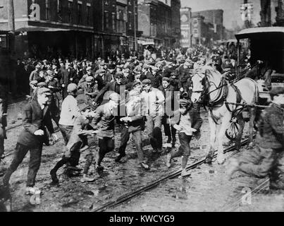 Giovane maschio rivoltosi carica di una strike-rottura a cavallo il car, Feb 19, 1910. Dopo il Philadelphia Rapid Transit carrello company sparò 173 colpisce i lavoratori dell'Unione, le battaglie di strada ha eruttato (BSLOC 2017 2 156) Foto Stock