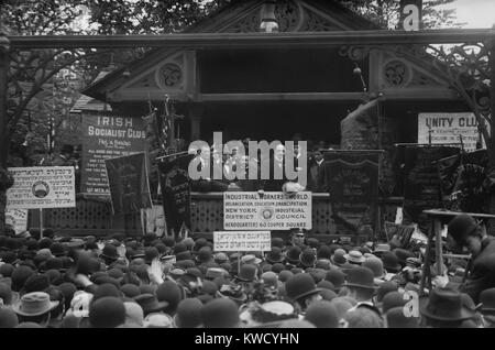 Alexander Berkman parla di Union Square a un giorno di maggio Rally, 1 maggio 1908. IWW segni dominano quelli di altri gruppi socialisti come: Irish Club socialista; Il Bund di Lituania, Polonia e Russia; e gruppi di ebrei (BSLOC 2017 2 172) Foto Stock