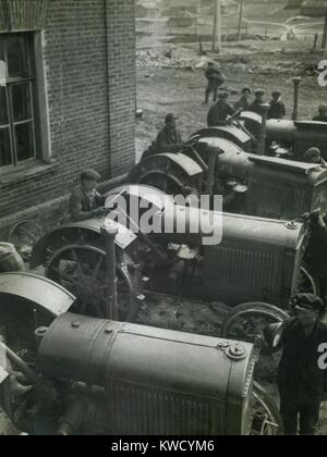 Lavoratori su American realizzato McCormick Deering trattori ad un sovietico stato russo azienda lattiero-casearia. Vicino a Rostov-on-Don, URSS, 1922-23 (BSLOC 2017 2 34) Foto Stock