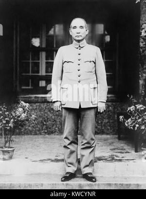 Sun Yat-sen, leader del cantone di governo, c. 1920. Egli fu il primo presidente rivoluzionaria della nuova Repubblica cinese nel 1912, ma a parte a gradini per la più potente di Yuan Shi Kai. Indossa una tuta di Zhongshan, chiamato più tardi una tuta di Mao che combina elementi di uniformi militari, studente cinese di uniformi e di stile occidentale (tute BSLOC 2017 2 71) Foto Stock