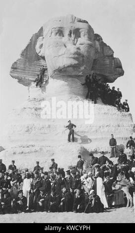 Grandi flotte bianco marinai pongono alla Sfinge durante una gita turistica di Giza in Egitto. Gennaio 1909 (BSLOC 2017 2 88) Foto Stock