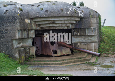 Batteria n. 2 di Longues sur Mer Calvados con i resti della sua 15cm pistola. Foto Stock