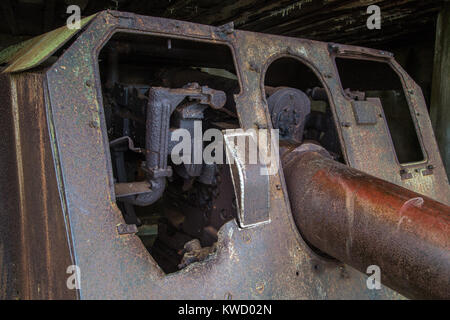 Batteria n. 2 di Longues sur Mer Calvados con i resti della sua 15cm pistola. Foto Stock