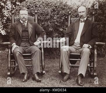 Presidente Theodore Roosevelt e il suo 1904 compagno di corsa, il senatore Charles Fairbanks. Il conservatore Indiana politico non è stata scelta TRs e come VP, Fairbanks è stato ignorato e dato nessun significativo responsabilmente. Foto prese al Sagamore Hill, Oyster Bay, N.Y. (BSLOC 2017 4 45) Foto Stock