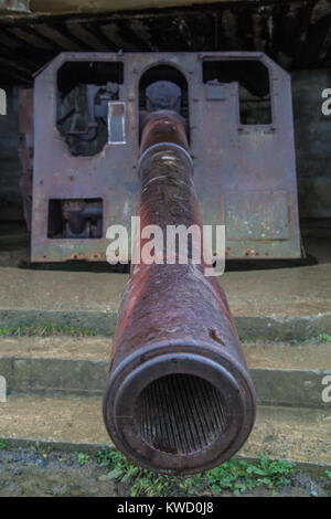 Batteria n. 2 di Longues sur Mer Calvados con i resti della sua 15cm pistola. Foto Stock