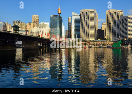 Pyrmont Bridge e Cockle Bay Wharf in Darling Harbour, con Sydney Central Business District in background - Sydney, Nuovo Galles del Sud, Australia Foto Stock