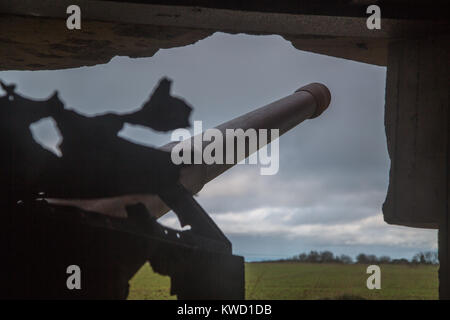 Batteria n. 3 a Longues sur Mer Calvados con i resti della sua 15cm pistola. Foto Stock