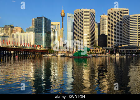 Pyrmont Bridge e Cockle Bay Wharf in Darling Harbour, con Sydney Central Business District in background - Sydney, Nuovo Galles del Sud, Australia Foto Stock