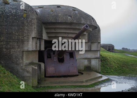 Batteria n. 3 a Longues sur Mer Calvados con i resti della sua 15cm pistola. Foto Stock