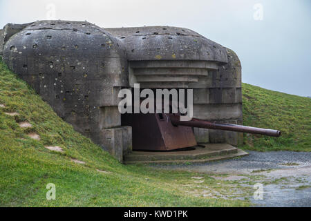 Batteria n. 4 a Longues sur Mer Calvados con i resti della sua 15cm pistola. Foto Stock