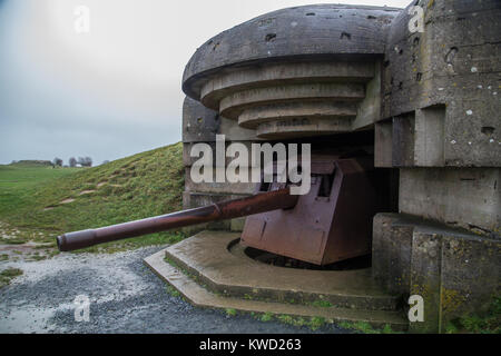 Batteria n. 4 a Longues sur Mer Calvados con i resti della sua 15cm pistola. Foto Stock