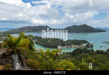 Vista sulla Baie Ste Anne da Fond Ferdinand Riserva Naturale, Praslin, Seicelle Foto Stock