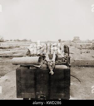 I cristiani cinesi in fuga Pechino durante il Boxer Rebellion. Nel maggio 1900, xenofobi, anti-europeo, anti-pugili cristiana ha preso il controllo di Pechino, minaccia di violenza e di morte per i cristiani cinesi. Il film del 1963, 55 giorni a Pechino, è stato basato sulla guerra (BSLOC 2017 20 4) Foto Stock