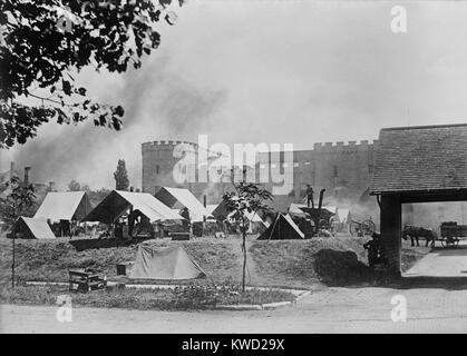 Presso la città di arsenal, Illinois guerriglieri sono stati mobilitati per sopprimere il 1908 Springfield gara sommossa. La violenza ha portato dalla legittima protezione di polizia di African American sospetta da un linciaggio. A partire dal mese di agosto 14-16, frustrato vigilantes uccisi cittadini sulla strada, distrutto le aziende e abitazioni nel quartiere nero (BSLOC 2017 20 75) Foto Stock