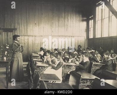 Classe a Whittier scuola primaria, associato a Hampton Institute, Virginia, 1899-1900. Un americano africano insegnante sembra dare una lezione sulla pianta del cotone. Hampton Institute, fu stabilito dalla American Associazione Missionaria dopo la Guerra Civile Americana di fornire istruzione ai liberti (BSLOC 2017 20 144) Foto Stock