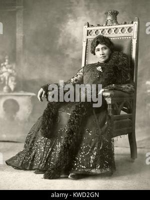 La principessa Liliuokalani seduto in una sedia coronato che ha segnato il suo posto nel palazzo sala da pranzo, c. 1880 (BSLOC 2017 20 58) Foto Stock