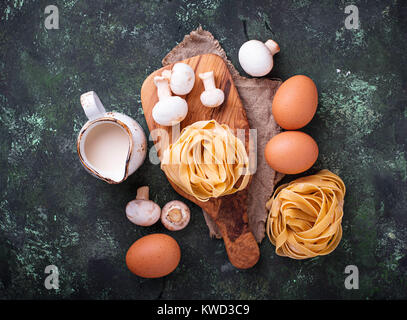 Ingredienti per la cottura della pasta con funghi Foto Stock
