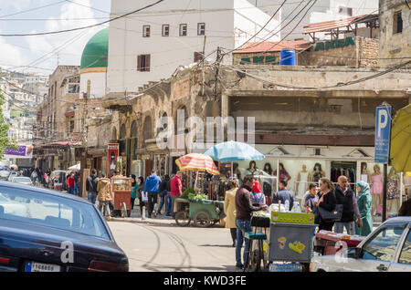 Tripoli, Libano, Aprile 09 - 2017: Centro della città di Tripoli a nord del Libano, persone di culture e religioni convivono insieme. Foto Stock