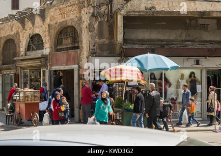 Tripoli, Libano, Aprile 09 - 2017: Centro della città di Tripoli a nord del Libano, persone di culture e religioni convivono insieme. Foto Stock