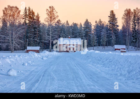 Rosso svedese cottage vicino a Lulea, Lapponia svedese, Svezia, Europa Foto Stock