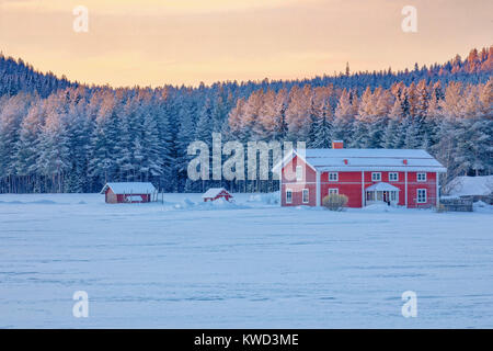 Rosso svedese cottage vicino a Lulea, Lapponia svedese, Svezia, Europa Foto Stock