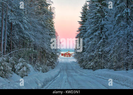 Rosso svedese cottage vicino a Lulea, Lapponia svedese, Svezia, Europa Foto Stock