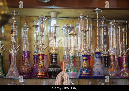 Scaffale con tradizionale (Arguiles Narguile,Shisha, chicha, hookah), le apparecchiature utilizzate per il tabacco da fumo, ampiamente , molto diffusa in tutto il Medio Foto Stock