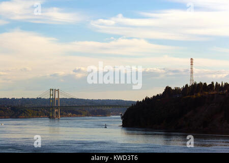 Il Narrows Bridge da Point Defiance di Tacoma nello Stato di Washington Foto Stock