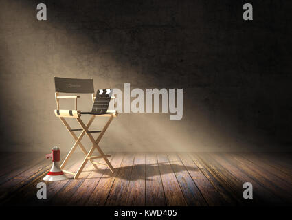 Direttore di sedia con battaglio board e megafono in camera oscura scena con luce di Spotlight, rendering 3D Foto Stock