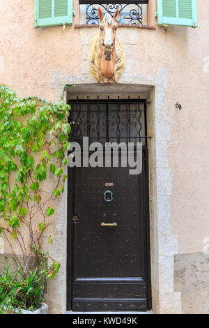 Decorativo in ceramica della testa di cavallo al di sopra di un residence a Antibes, Cote d'Azur, Alpes Maritimes, Francia Foto Stock