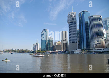 Brisbane, Australia - 28 Luglio 2017: grattacielo in città per raggiungere il lungomare Foto Stock