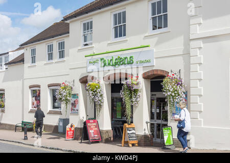 Cavaliere del Budgens del supermercato a Henfield, High Street, a Henfield, West Sussex, in Inghilterra, Regno Unito Foto Stock