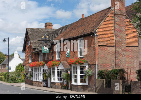 Xvii secolo il White Hart Pub, High Street, a Henfield, West Sussex, in Inghilterra, Regno Unito Foto Stock