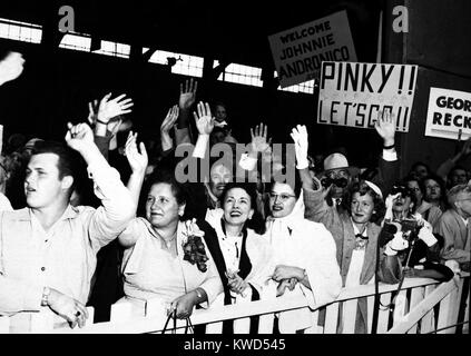 Famiglie sventolando come essi salutare la truppa nave del POA di ritorno dalla guerra di Corea. Agosto 23, 1953. Fort Mason, California. Guerra di Corea, 1950-1953. (BSLOC 2014 11 180) Foto Stock