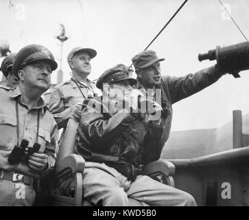 Stati Uniti I comandanti di osservare la sgusciatura di Inchon, Corea, dal Museo della Portaerei U.S.S. Mt. McKinley. Bancata anteriore, L-R: Briga. Gen. Courtney Whitney; Gen. Douglas MacArthur, comandante in capo delle nazioni unite Le forze; e il Mag. Gen. Edward mandorla. Sett. 15, 1950. Guerra di Corea, 1950-1953. (BSLOC 2014 11 42) Foto Stock