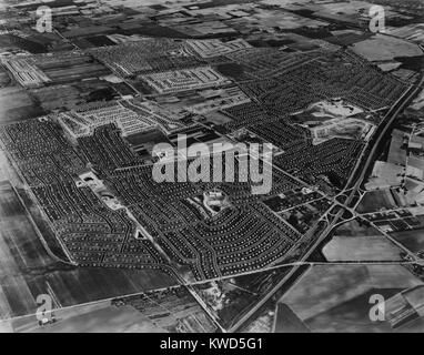Vista aerea di alloggiamento Levittown sviluppo su Long Island, New York. 1954. (BSLOC 2014 13 144) Foto Stock