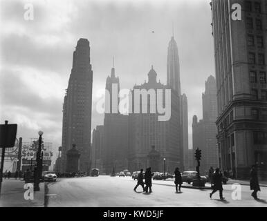 A metà secolo Chicago, guardando giù Michigan Avenue, 1951. Gli edifici sono mostrati (L-R) #333 No. Michigan Avenue, carbonio e carburo edificio; garanzia di Londra & incidente edificio, Lincoln Torre; l'olio puro; e Wrigley Building. Da Oliver E. Pfieffer, marzo 1951. (BSLOC 2014 13 194) Foto Stock