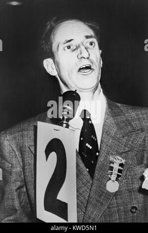 Harry ponti affrontando un arresto-riunione di lavoro dei longshoremen dell'Unione a San Francisco nel 1952. Ponti è stato un Australian-American sinistra europea leader che è stato molestato da U.S. Governo da 1930 a 1950s. (BSLOC 2014 13 243) Foto Stock