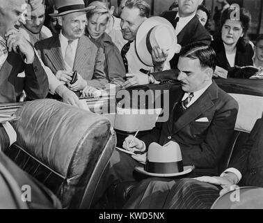 Candidato presidenziale repubblicano Thomas Dewey firma autografi a Louisville, Kentucky. Sett. 11, 1944. Ha perso il presidente Franklin Roosevelt, che ha vinto un inedito 4a termine. (BSLOC 2014 13 38) Foto Stock