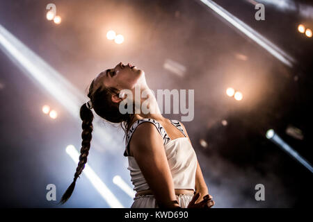 Il cantante danese Karen Marie Ørsted è meglio noto con il suo nome di fase Mø e è la sua foto live sul palco dell'Arena stadio a Roskilde Festival 2014. Danimarca 06.07.2014. Foto Stock