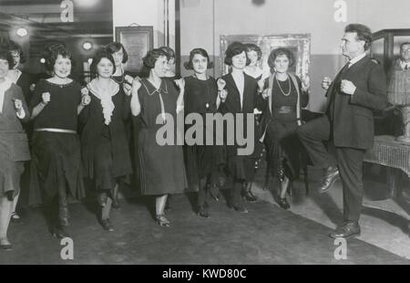 Bernarr Macfadden esortando i dipendenti a esercitare nel suo NYC Ufficio Editoriale, 1922. Macfadden fisico della rivista di cultura del 1899 è cresciuto in un impero editoriale, detective, romanticismo, film e sport riviste. (BSLOC 2015 16 235) Foto Stock